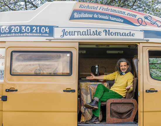 Richard accueillant à la porte de son camion